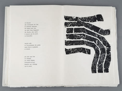 À TRAVERS LA DURÉE. Avec 16 gravures de Raoul Ubac sur ardoise ou sur linoléum signées (1975). SCHNEIDER, Jean-Claude - UBAC, Raoul.