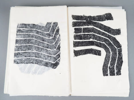 À TRAVERS LA DURÉE. Avec 16 gravures de Raoul Ubac sur ardoise ou sur linoléum signées (1975). SCHNEIDER, Jean-Claude - UBAC, Raoul.