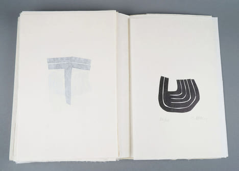 À TRAVERS LA DURÉE. Avec 16 gravures de Raoul Ubac sur ardoise ou sur linoléum signées (1975). SCHNEIDER, Jean-Claude - UBAC, Raoul.