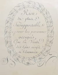 Plaisant adage, élégamment gravé en calligraphie dans un médaillon d'arabesques ovale, chiffre S.N. en pied, sur papier vergé, env. 40 x 26,5 cm.