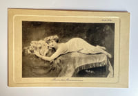 Carte postale d'après une photographie originale de Charles Reutlinger, figurant Colette nue sous des draps mouillés (14 x 9 cm). Vers 1907.