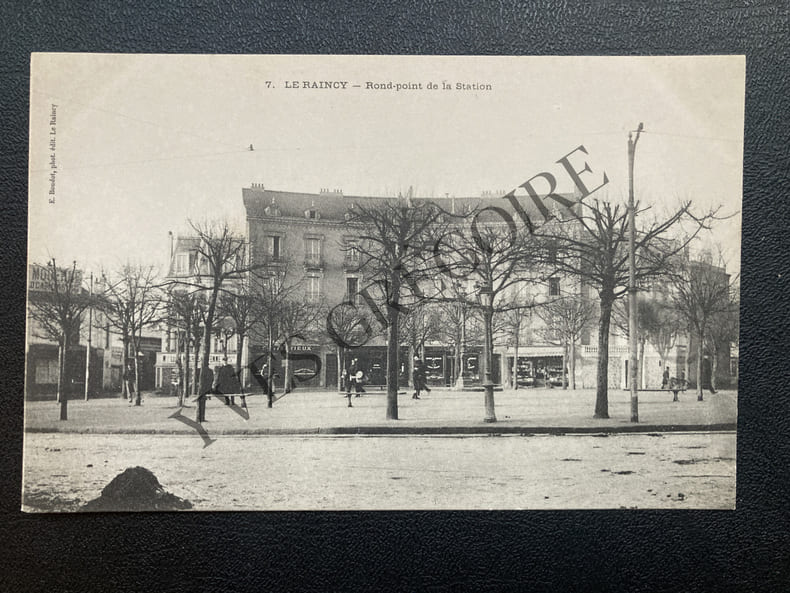 LE RAINCY-ROND-POINT DE LA STATION-CARTE-POSTALE. 