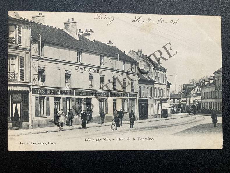 LIVRY (S.ET O.)-PLACE DE LA FONTAINE-CARTE POSTALE. 