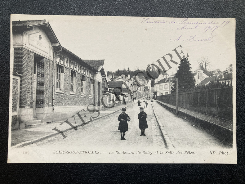 SOISY-SOUS-ETIOLLES-LE BOULEVARD DE SOISY ET LA SALLE DES FETES-CARTE POSTALE. 