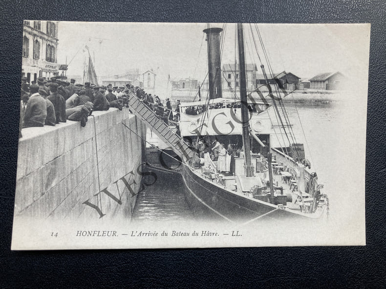 HONFLEUR-L'ARRIVEE DU BATEAU DU HAVRE-CARTE POSTALE. 