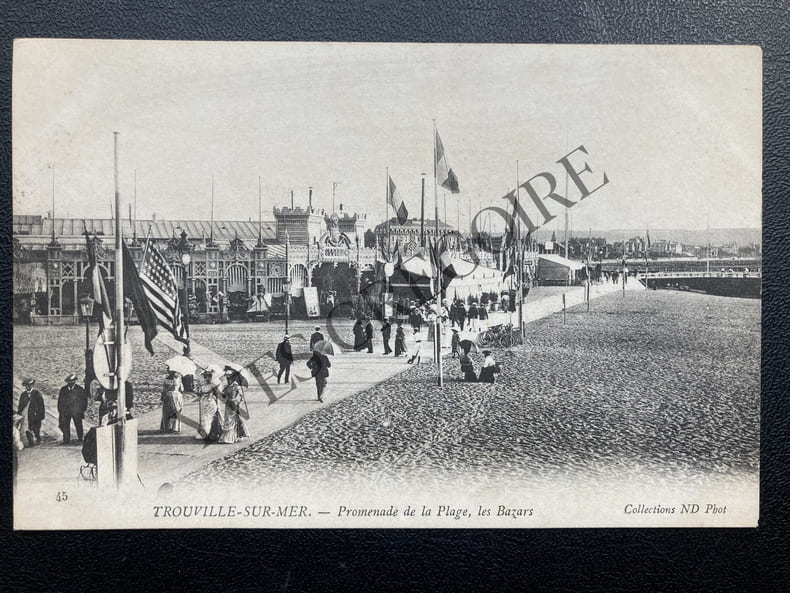 TROUVILLE-SUR-MER-PROMENADE DE LA PLAGE,LES BAZARS-CARTE POSTALE. 
