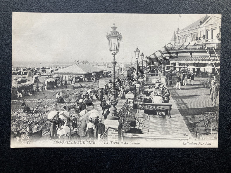 TROUVILLE-SUR-MER-LA TERRASSE DU CASINO-CARTE POSTALE. 