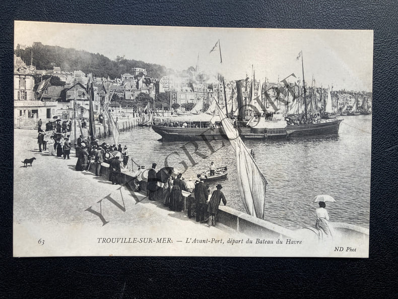 TROUVILLE-SUR-MER-L'AVANT-PORT,DEPART DU BATEAU DU HAVRE-CARTE POSTALE. 