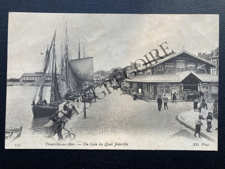TROUVILLE-SUR-MER-UN COIN DU QUAI JOINVILLE-CARTE POSTALE. 