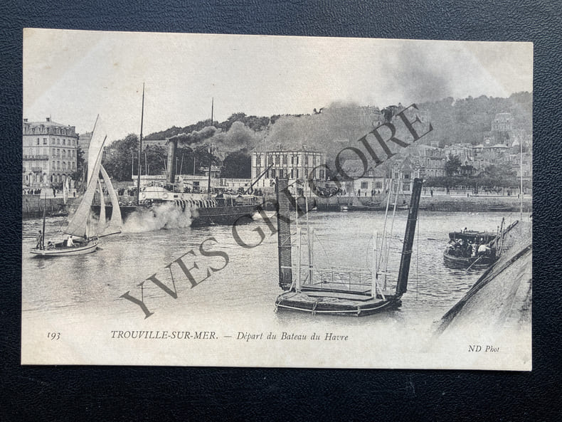 TROUVILLE-SUR-MER-DEPART DU BATEAU DU HAVRE-CARTE POSTALE. 