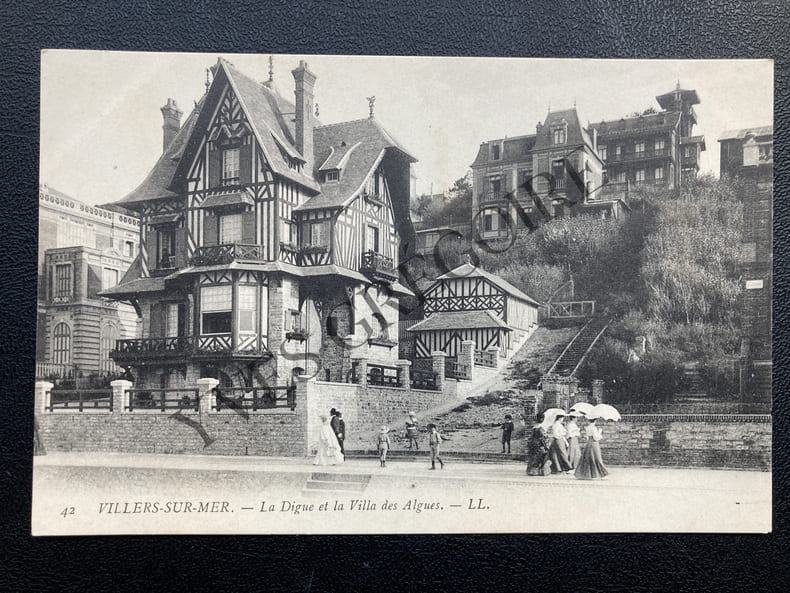 VILLERS-SUR-MER-LA DIGUE ET LA VILLA DES ALGUES-CARTE POSTALE. 