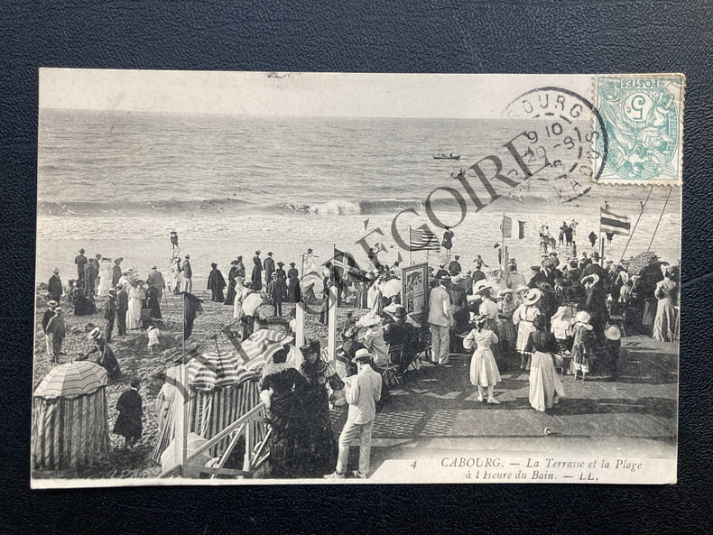 CABOURG-LA TERRASSE ET LA PLAGE A L'HEURE DU BAIN-CARTE POSTALE. 
