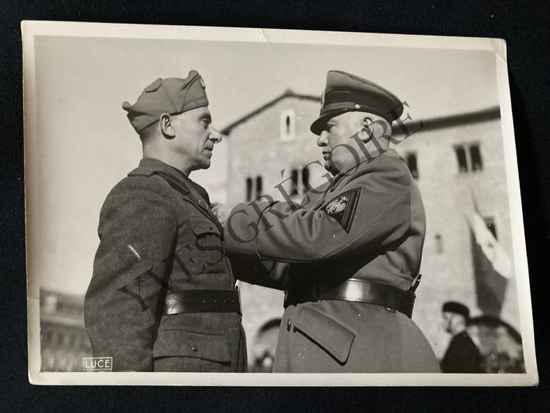 MUSSOLINI DECORANT UN OFFICIER DE LA MEDAILLE D'OR DE LA VALEUR MILITAIRE-PHOTOGRAPHIE-1940. 