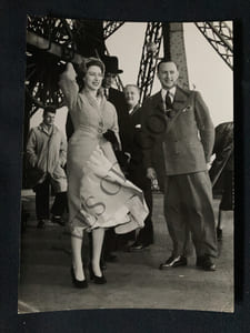 PHOTOGRAPHIE "LA PRINCESSE MARGARET A VISITE LA TOUR EIFFEL"