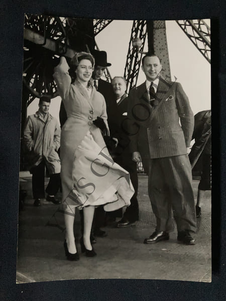 PHOTOGRAPHIE "LA PRINCESSE MARGARET A VISITE LA TOUR EIFFEL". 