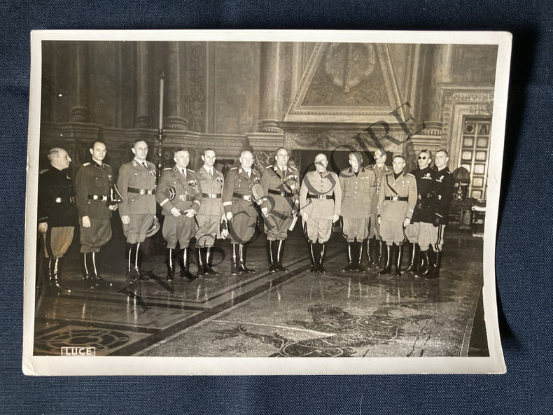 PHOTOGRAPHIE-MUSSOLINI RECOIT AU PALAIS DE VENISE A ROME LA DELEGATION DES MUTILES. 