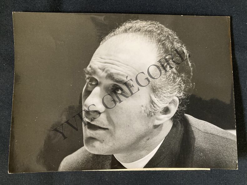 MICHEL PICCOLI-2 PHOTOGRAPHIES REPETITION "LE MISANTHROPE" AU THEATRE DE LA VILLE-SEPTEMBRE 1969. 
