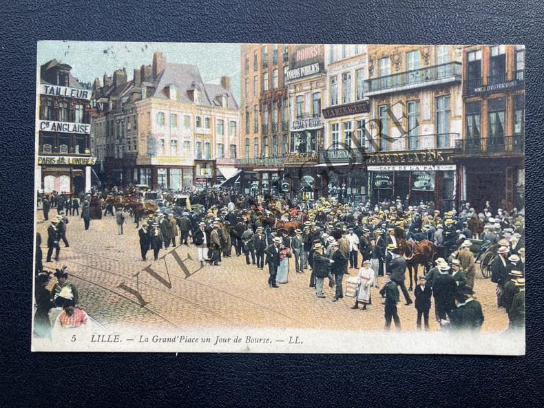 LILLE-LA GRAND'PLACE UN JOUR DE BOURSE-CARTE POSTALE. 