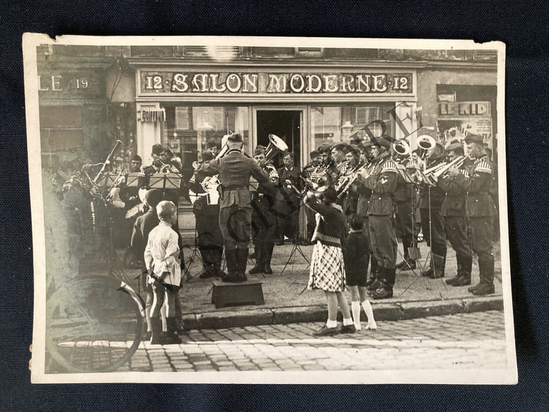 FANFARE ALLEMANDE A PARIS PENDANT LA DEUXIEME GUERRE MONDIALE-PHOTOGRAPHIE. 