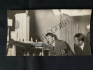 PHOTOGRAPHIE DE PRESSE HITLER DEVANT LA MAQUETTE DU PAVILLON ALLEMAND A L'EXPOSITION DE 1937 A PARIS. 