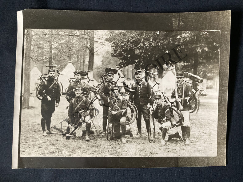 PHOTOGRAPHIE-GROUPE DE SOLDATS AVEC BICYCLETTE. 