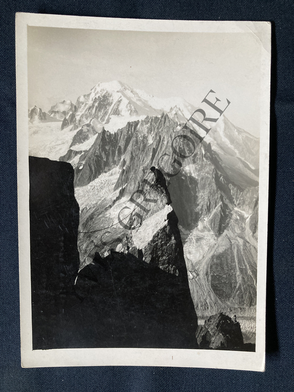 PHOTOGRAPHIE GEORGES TAIRRAZ-CHAMONIX-SALLE A MANGER AU PETIT DRU. 