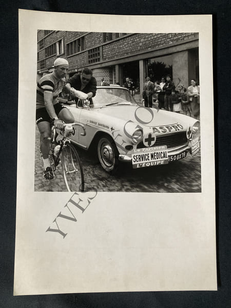PHOTOGRAPHIE-TOUR DE FRANCE 1958-VOITURE SERVICE MEDICAL. 