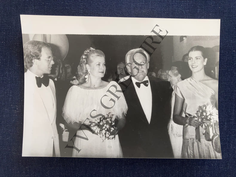 PHOTO DE PRESSE-MONACO:LA FAMILLE PRINCIERE AU GALA DE LA CROIX ROUGE-1980. 