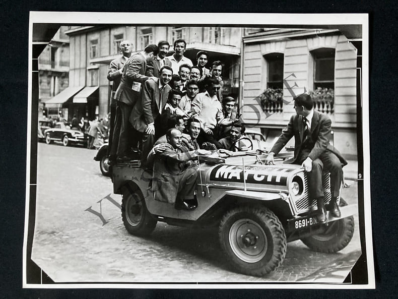 PHOTOGRAPHIE-JOURNALISTES SUR JEEP PARIS MATCH EN 1953. 