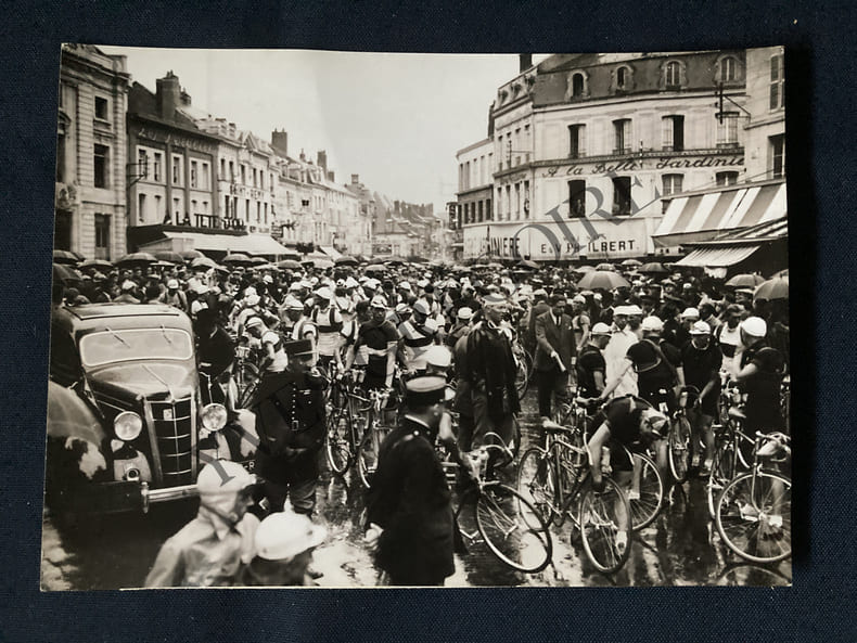 PHOTOGRAPHIE-TOUR DE FRANCE CYCLISTE 1936-DEPART DE CHARLEVILLE. 