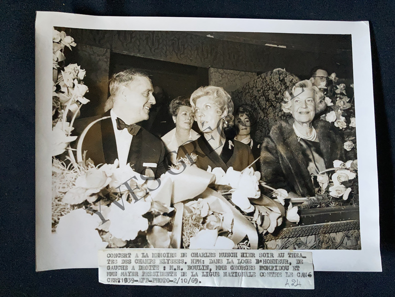 PHOTOGRAPHIE-ROBERT BOULIN-MME GEORGES POMPIDOU-MME MAYER DANS LA LOGE D'HONNEUR-CONCERT A LA MEMOIRE DE CHARLES MUNCH-2 OCTOBRE 1969. 