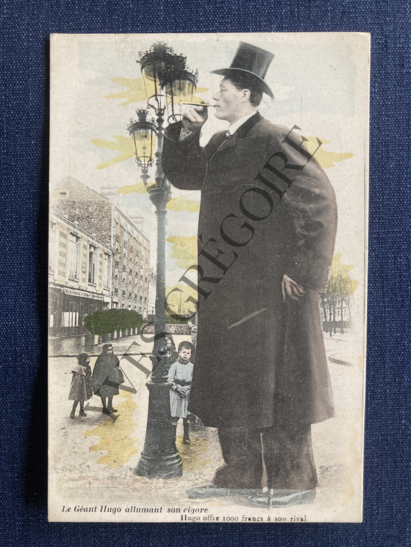 LE GEANT HUGO ALLUMANT SON CIGARE-CARTE POSTALE. 