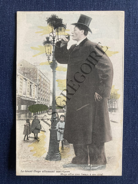 LE GEANT HUGO ALLUMANT SON CIGARE-CARTE POSTALE. 