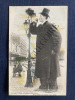 LE GEANT HUGO ALLUMANT SON CIGARE-CARTE POSTALE. 