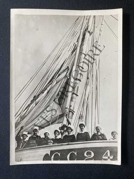 PHOTOGRAPHIE-LE PARDON DES FILETS BLEUS A CONCARNEAU JEUNES BRETONNES SUR UN BATEAU DE PECHE-1935. 