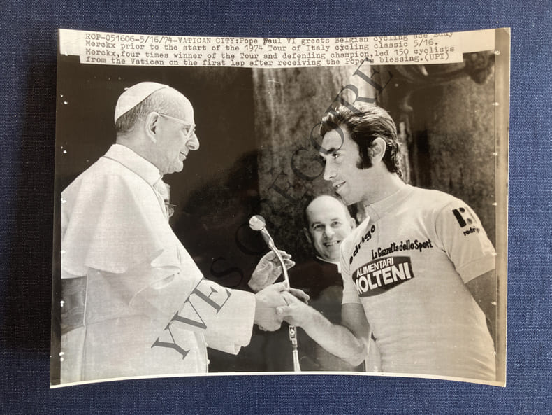 PHOTOGRAPHIE-EDDY MERCKX ET PAUL VI-TOUR D'ITALIE-16 MAI 1974. 