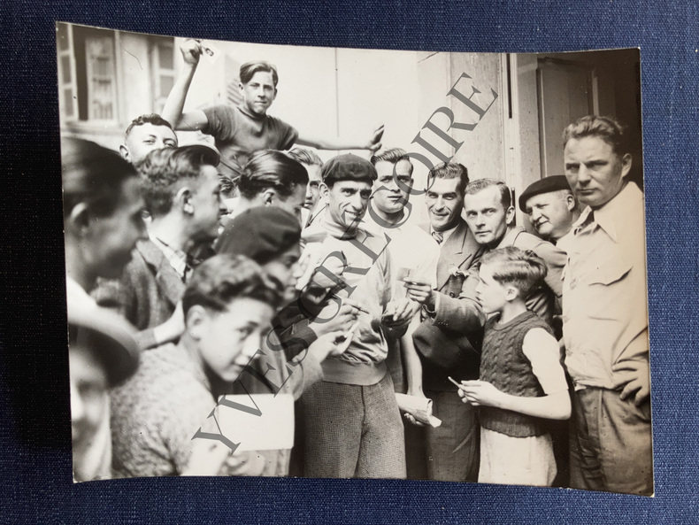 PHOTOGRAPHIE-ANTONIN MAGNE-LE TOUR DE FRANCE CYCLISTE-LE REPOS A LUCHON-1938. ANTONIN MAGNE