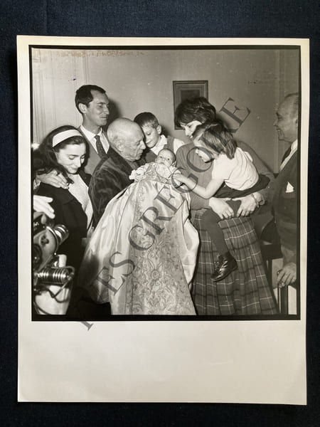 PHOTOGRAPHIE-PABLO PICASSO AVEC DOMINGUIN ET LUCIA BOSE AU BAPTEME DE LEUR FILLE PAOLA. 