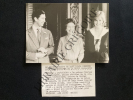 PHOTOGRAPHIE-LE PRINCE CHARLES ET LADY DIANA SPENCER POSENT EN COMPAGNIE DE LA REINE ELISABETH. 