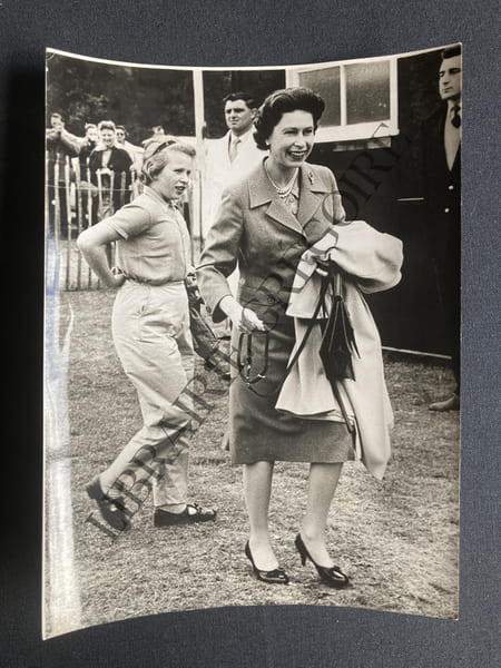 PHOTOGRAPHIE-ROYAL VISITORS TO THE POLO MATCH-ELIZABETH 2 ET LA PRINCESSE ANNE-1961. 