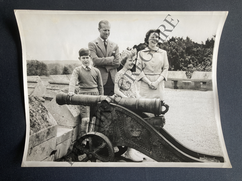 PHOTOGRAPHIE-THE QUEEN AND HER FAMILY AT WINDSOR CASTLE-JUNE 5TH 1959-ELIZABETH 2-PRINCE PHILIP-CHARLES ET ANNE D'ANGLETERRE. 