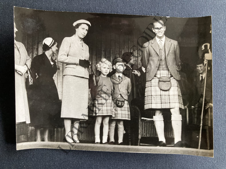 PHOTOGRAPHIE-ELIZABETH 2-DUC D'EDIMBOURG-JEUX ECOSSAIS DE BRAEMAR-1955. 