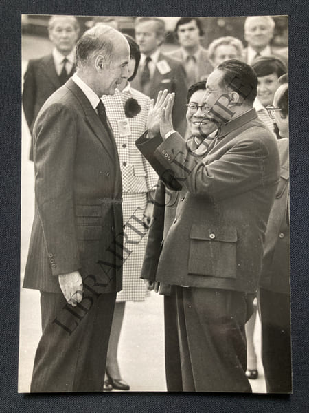 ARRIVEE DU PREMIER MINISTRE CHINOIS A ORLY-15 OCTOBRE 1979-VALERY GISCARD D'ESTAING-HUA GUOFENG. 