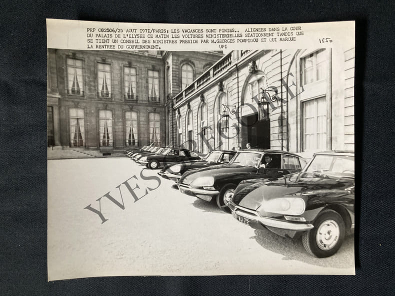 PHOTOGRAPHIE-ALIGNEMENT DE CITROEN DS DANS LA COUR DE L'ELYSEE-1971. 