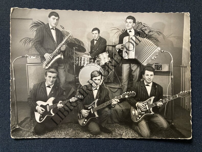 PHOTO-CARTE MICHEL PRIOULT ET SON ENSEMBLE-FOUGERES (ILLE ET VILAINE). 