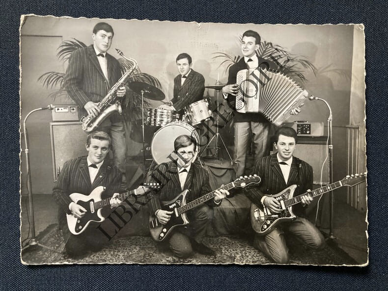 PHOTO-CARTE MICHEL PRIOULT ET SON ENSEMBLE-FOUGERES (ILLE ET VILAINE). 