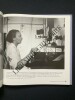 DOISNEAU CHEZ LES JOLIOT-CURIE UN PHOTOGRAPHE AU PAYS DES PHYSICIENS. GINETTE GABLOT-SYLVIA LINARD-ALAIN P.MICHEL-PHILIPPE MOLINIE-MICHEL ...
