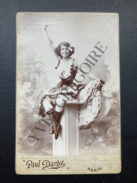 PHOTOGRAPHIE DE MISTINGUETT. 