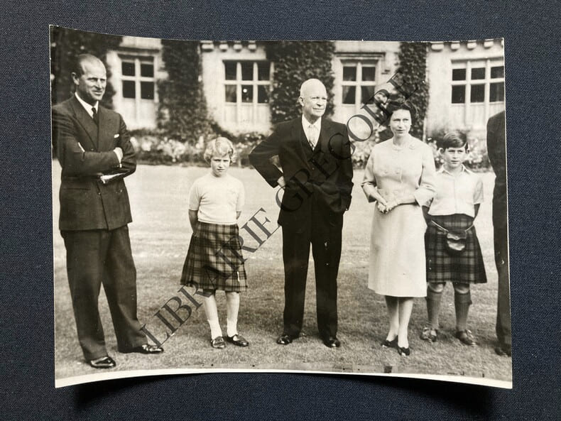 PHOTOGRAPHIE-PRINCE PHILIP-PRINCESS ANNE-PRESIDENT EISENHOWER-QUEEN ELIZABETH II-PRINCE CHARLES THE PRINCE OF WALES-AUG 29-1959	. 