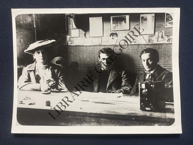 PHOTOGRAPHIE-FERNANDE OLIVIER, PABLO PICASSO ET RAMON REVENTOS-CAFE EL GUAYABA-BARCELONE-1906. 